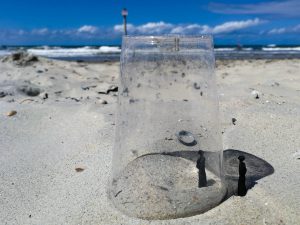 Series "Instant installations", Installation mit Kunstbetrachtern und Plastikbecher an Nordsee 2021, © Schlenker-Kortum