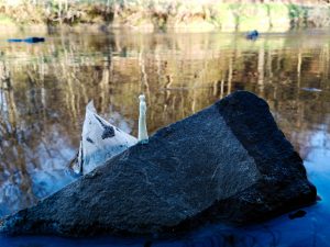 Series "Instant installations", Installation mit Kunstbetrachter und Folie am Flussufer, Naturpark Rösrath, © Schlenker-Kortum